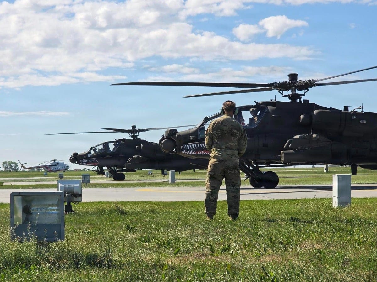 U.S. Army to Purchase 12 New AH-64E Apache Helicopters