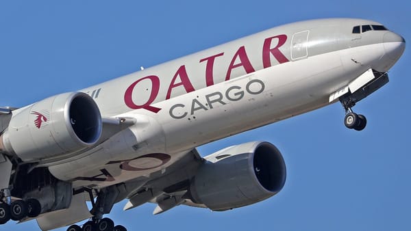 Low-Flying Boeing 777 Captivates Viewers in Viral Video